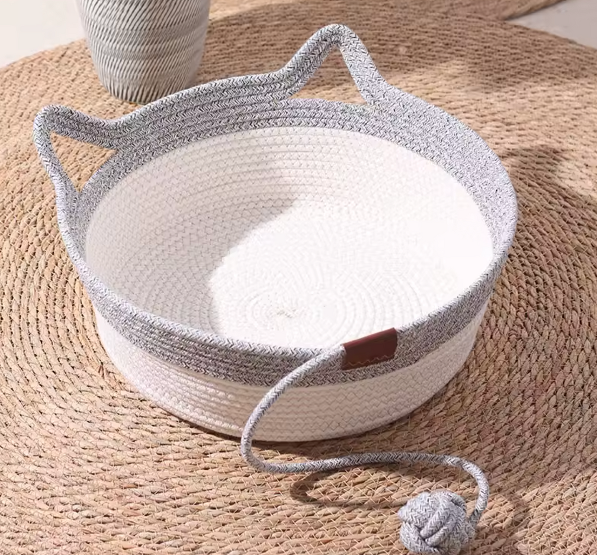 RevierNest - Geflochtenes Katzenbett mit Spielball